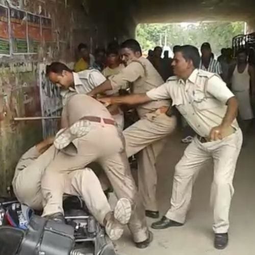 viral pics of UP police in year 2016
