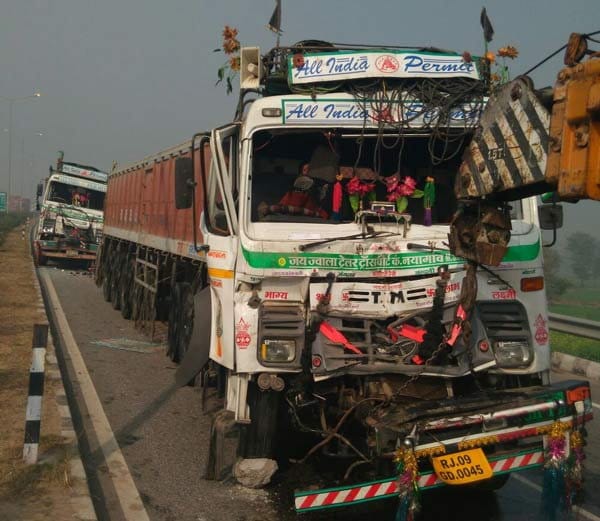 Two young men killed in a road accident, four injured