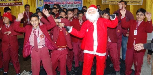 Santa handed out as a gift, the children made a bang