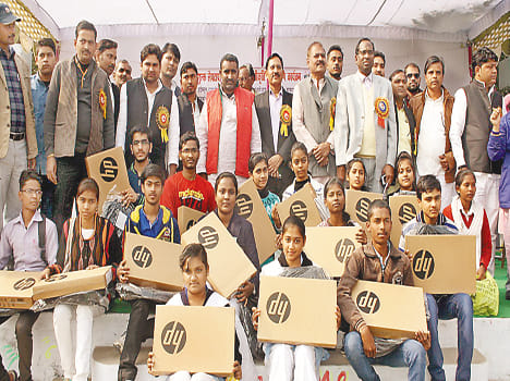 902 students received laptops