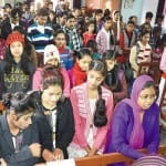 क्रिसमस डे पर पीला चर्च में प्रार्थना सभा में शामिल लोग 