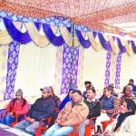 पाटी में लोगों को कैशलेस की जानकारी देते बैंक अधिकारी। 