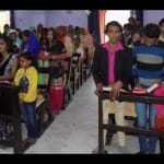 क्रिसमस पर सेंट मार्क्स चर्च पर प्रार्थना सभा में शामिल लोग।