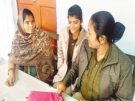 Woman with fake jewelry put lime Sarraf