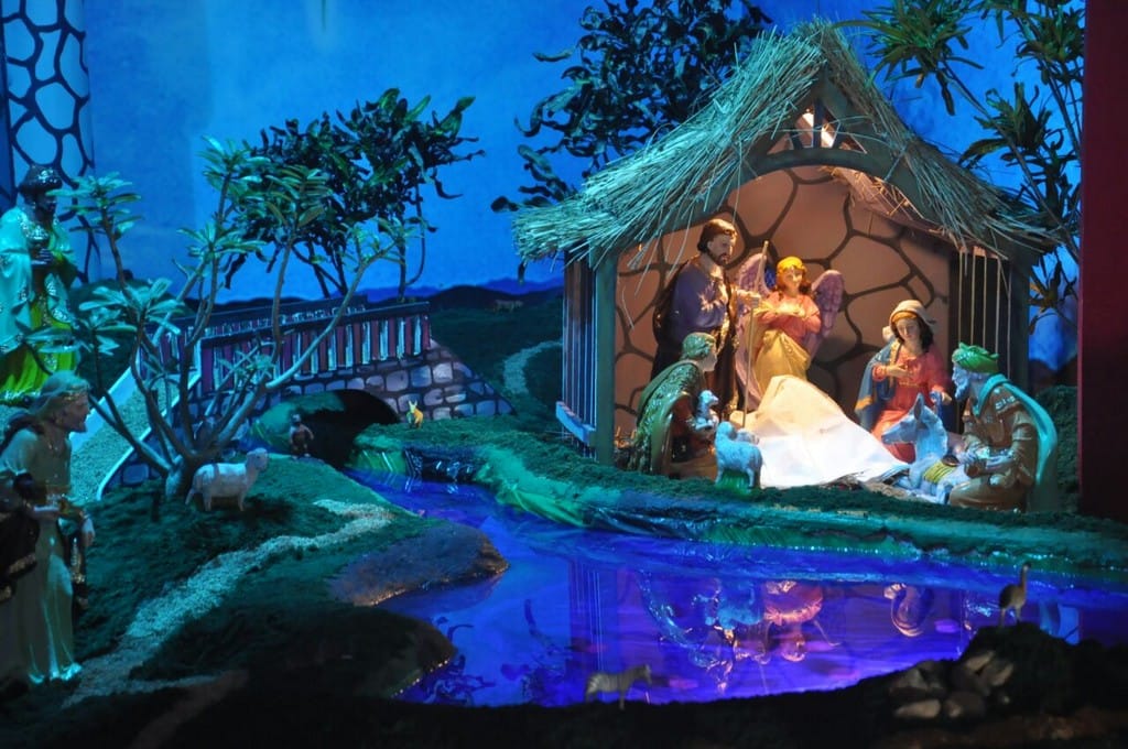 People says 'Merry Christmas'