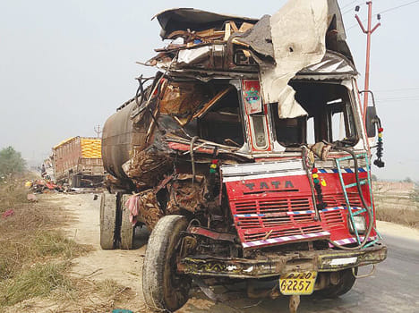 Fog at loggerheads vehicle, a death, 12 injured