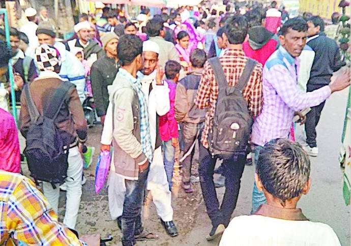 Two groups of students walked weapon