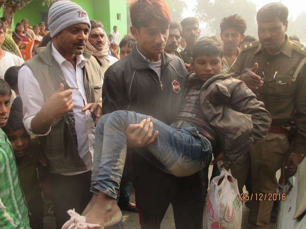 tempo ke neeche dabee bachchee kee maut, teen ghaayal