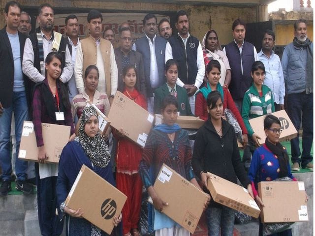 Laptop beneficiaries receiving facial bloom