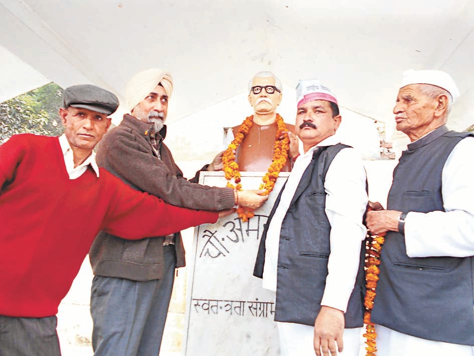 Farmers who use the political parties: VM Singh