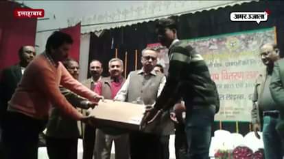 Smajwadi party distributed laptops to students 