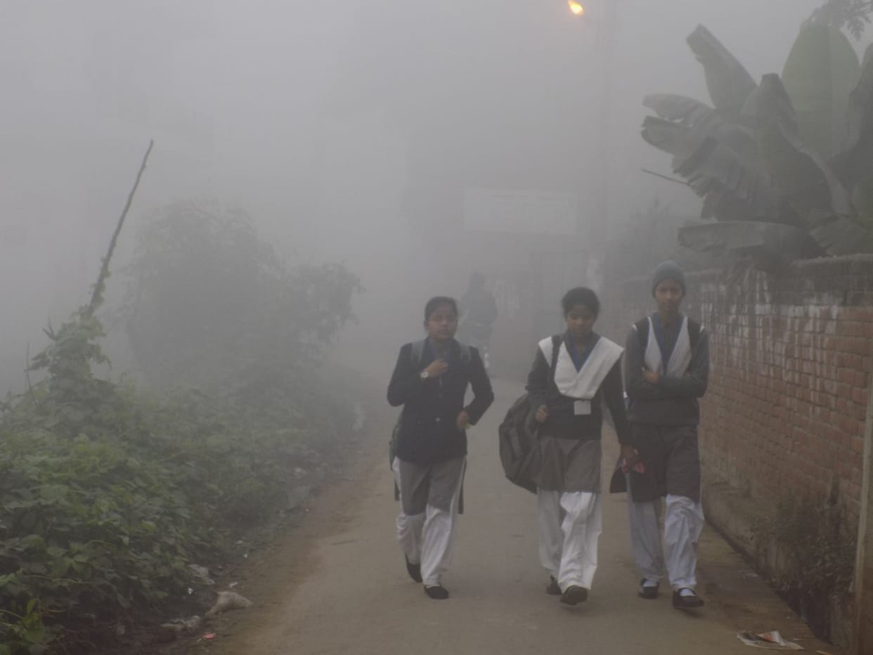 The fog stopped the vehicles speed, cold rose Difficulties