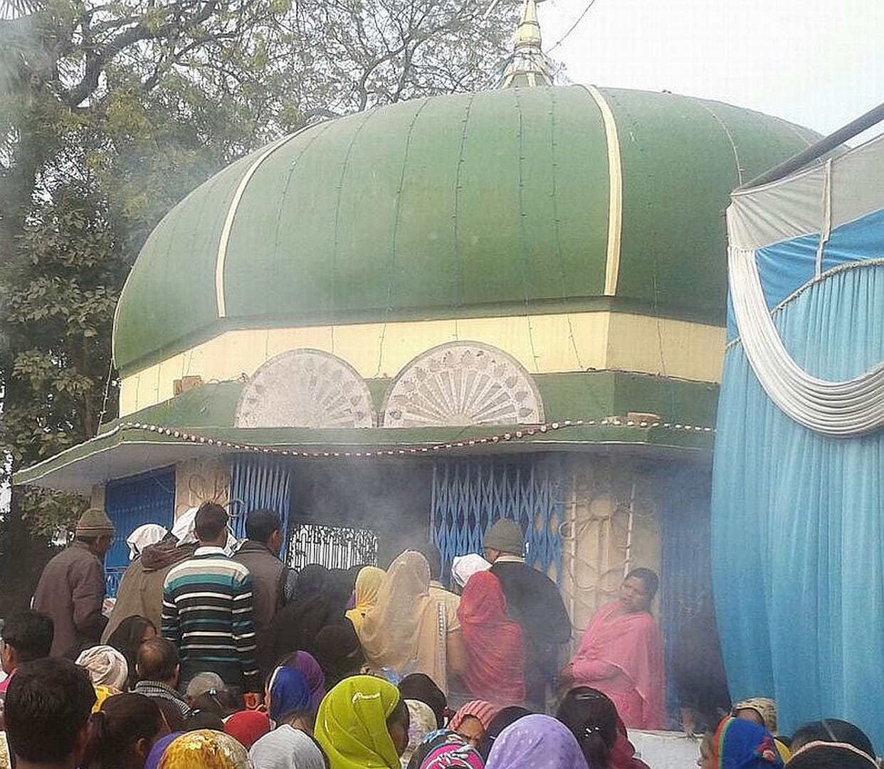 chaadaraposhee kar maangee manautee