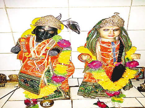 The thief walked off the hand of a statue in the temple