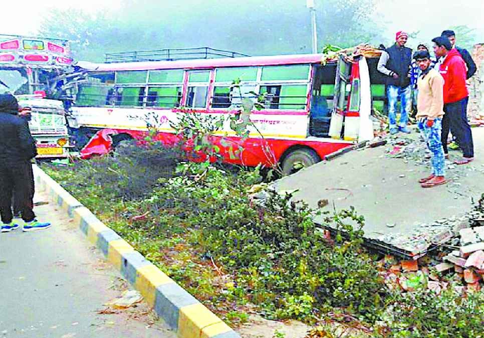 Three killed in accidents due to fog