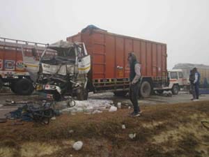 17 cars on the highway, clashed, two deaths, 15 injured