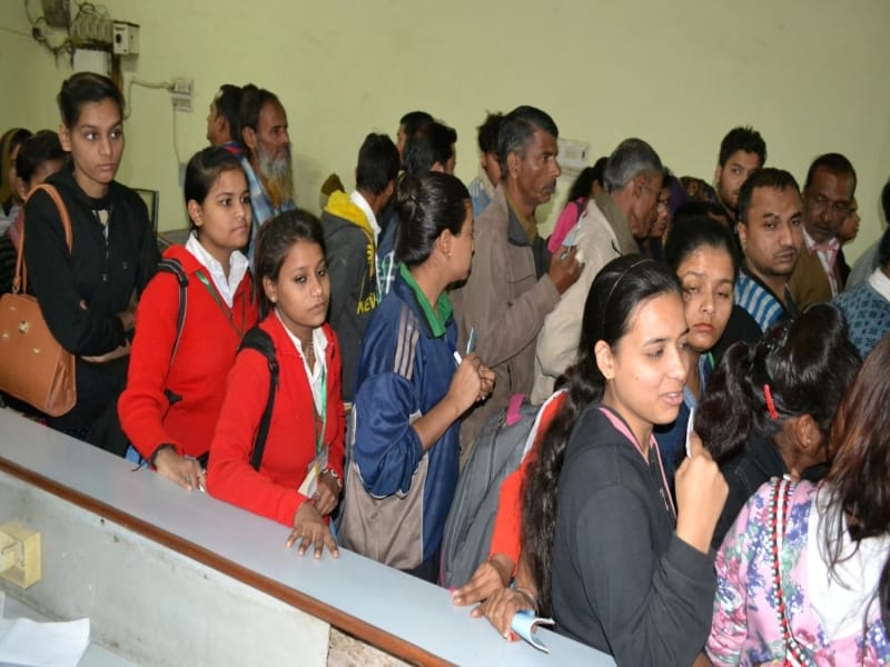 man died in queue of bank