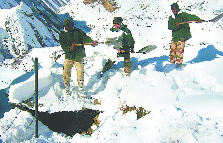 Kailash Mansarovar hebena snow on hiking route