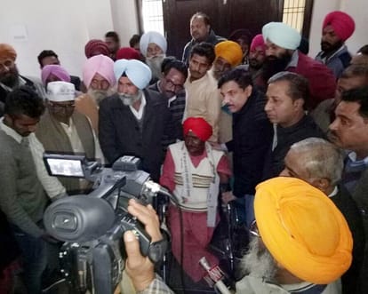 dalit leader bant singh joins aam admi party, her daughter rapist also join aap