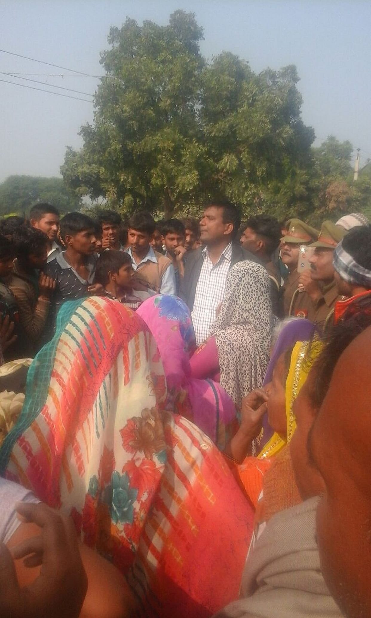 sadak nahin banane se aakroshit graameenon ne kiya haeeve jaam