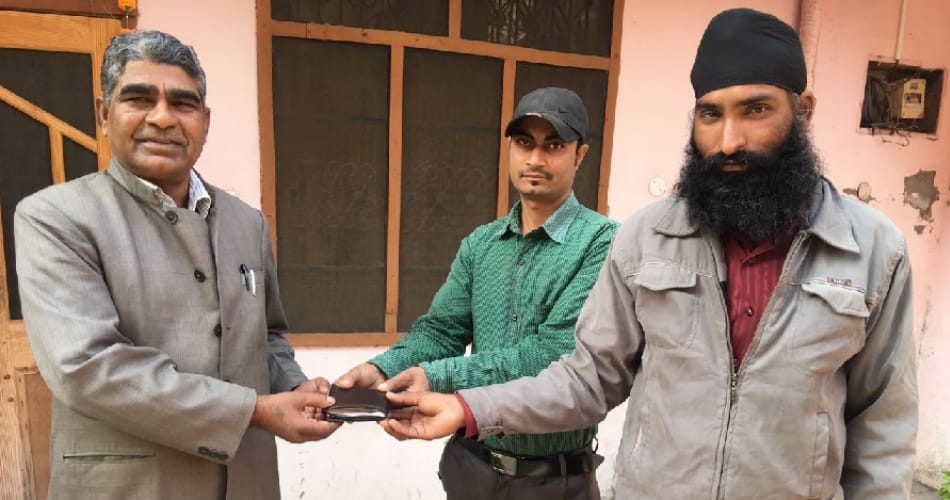 salute to honest boys of pathankot, who returned wallet of an old man