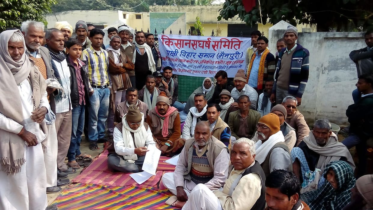 samaan ke paanch kisaan baithe bhookh hadataal par