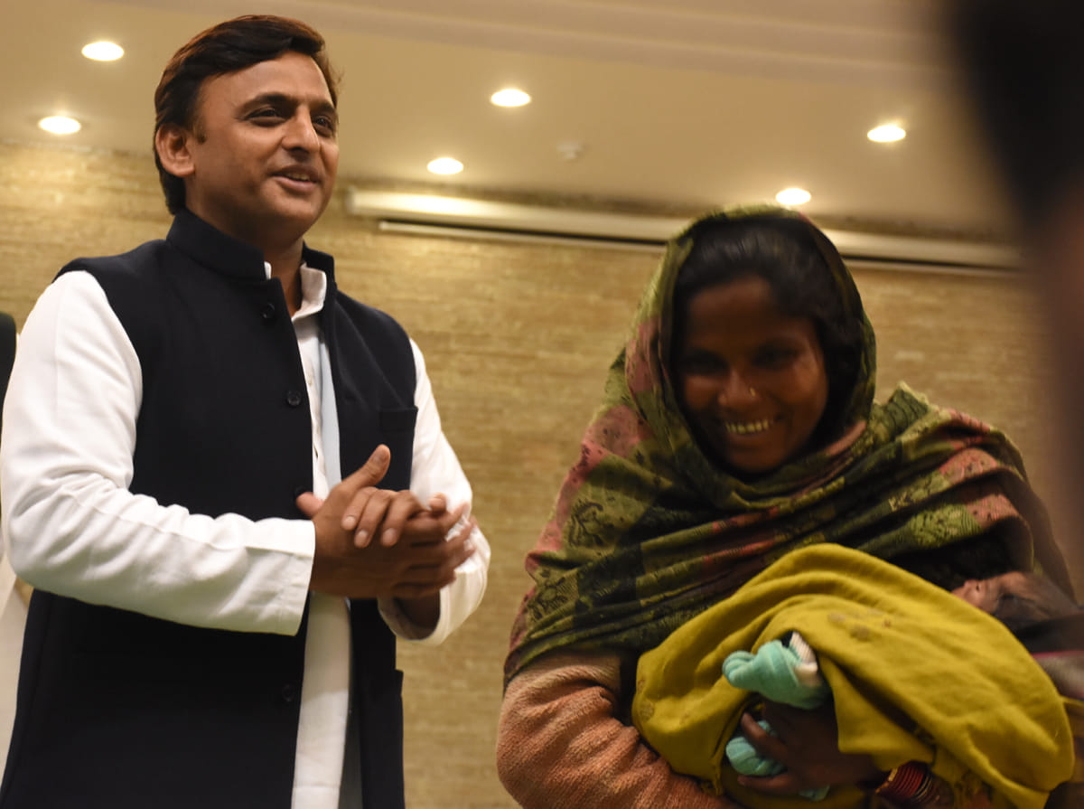 akhilesh yadav gives compensation to khajanchi kid born in bank line