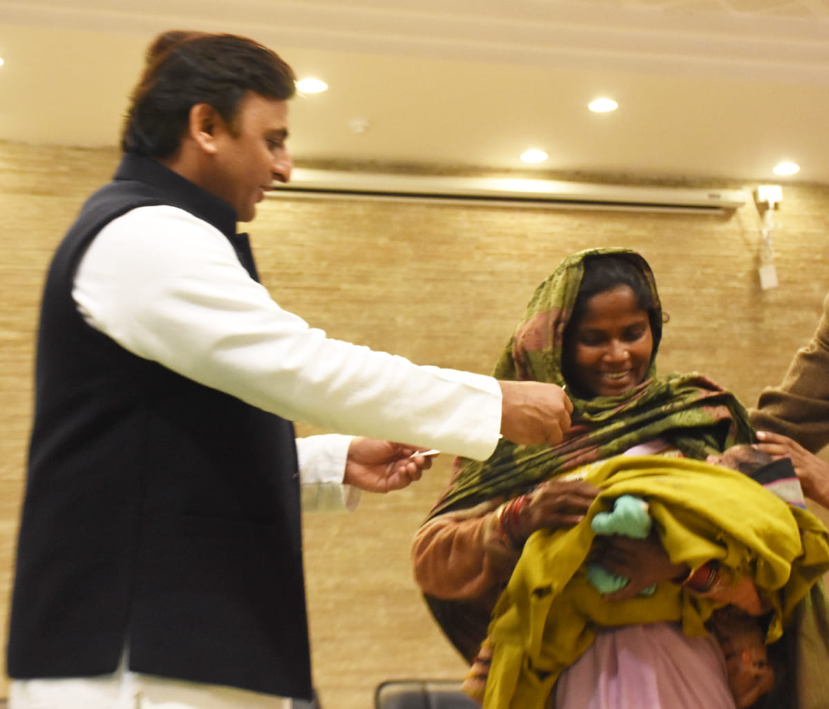 akhilesh yadav gives compensation to khajanchi kid born in bank line