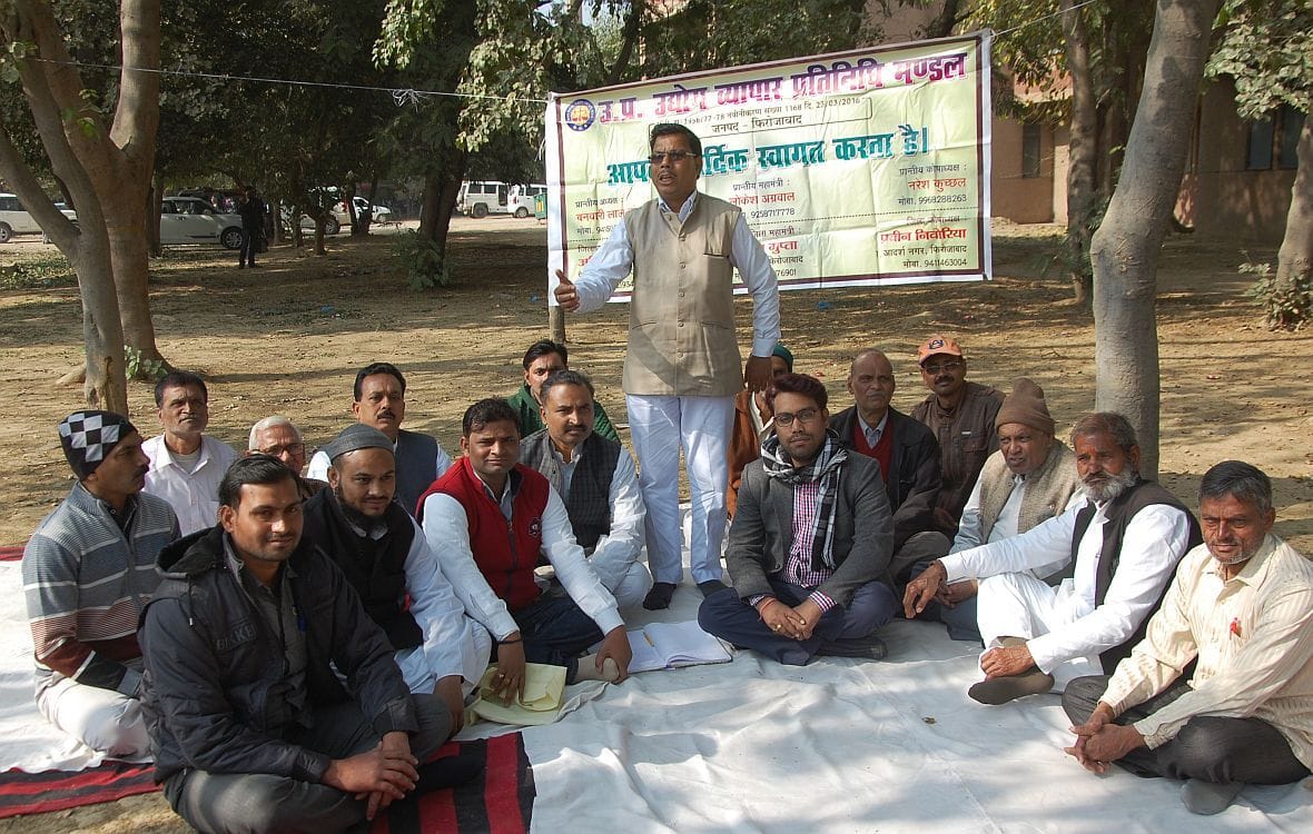 Notbandi filled traders shout in protest