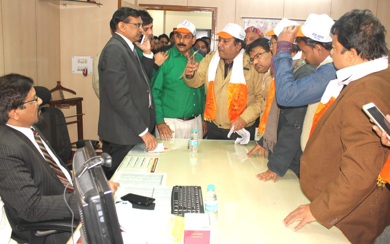 Maintaining cash shortage, has long queues