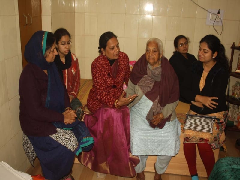 old woman left abondoned in vrindavan