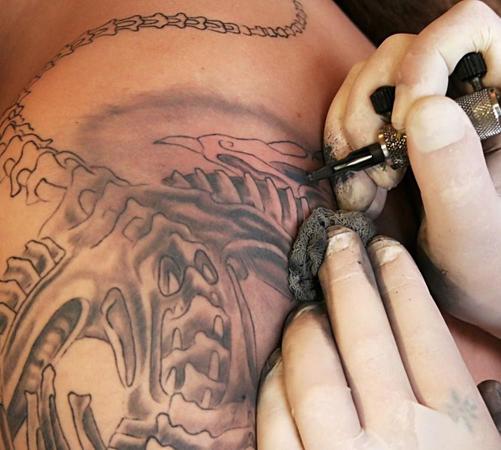 और इसलिए टैटू कभी नहीं बनवाना चाहिए - Reasons why you should never have a  tattoo
