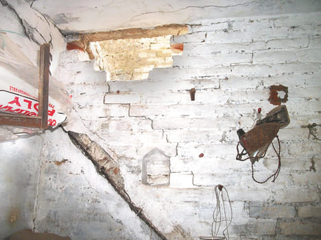 Break in and steal jewelery shop