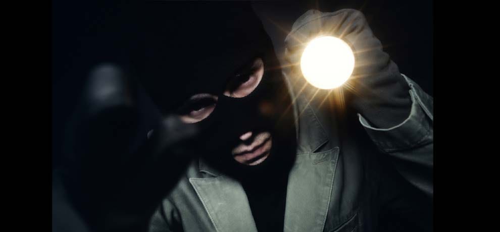 thieves who came to steal in the bank, empty handed back