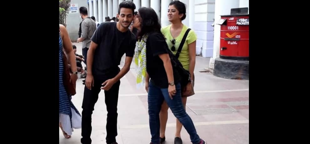 viral video of boy playing with girls on condition of kissing girls
