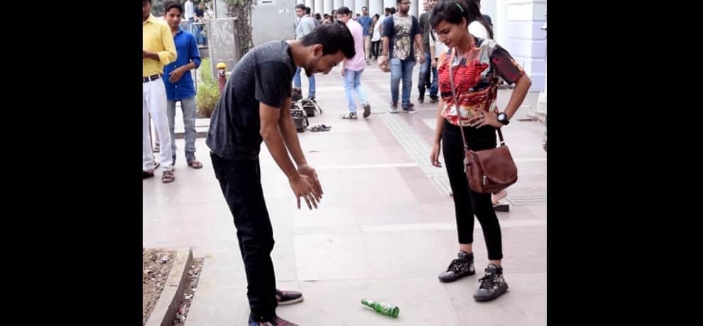 viral video of boy playing with girls on condition of kissing girls