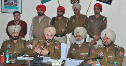 8 boys arrested with old and new currency of 2000 rupee note at sangrur of punjab