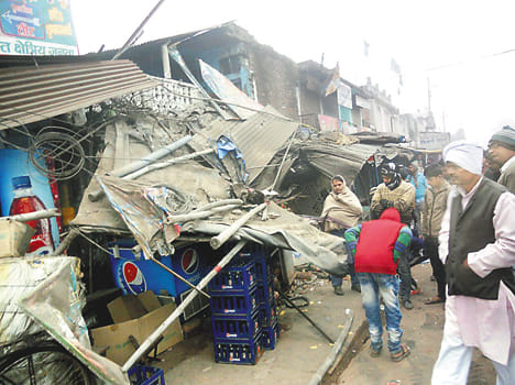  truck rammed into the stores in the fog
