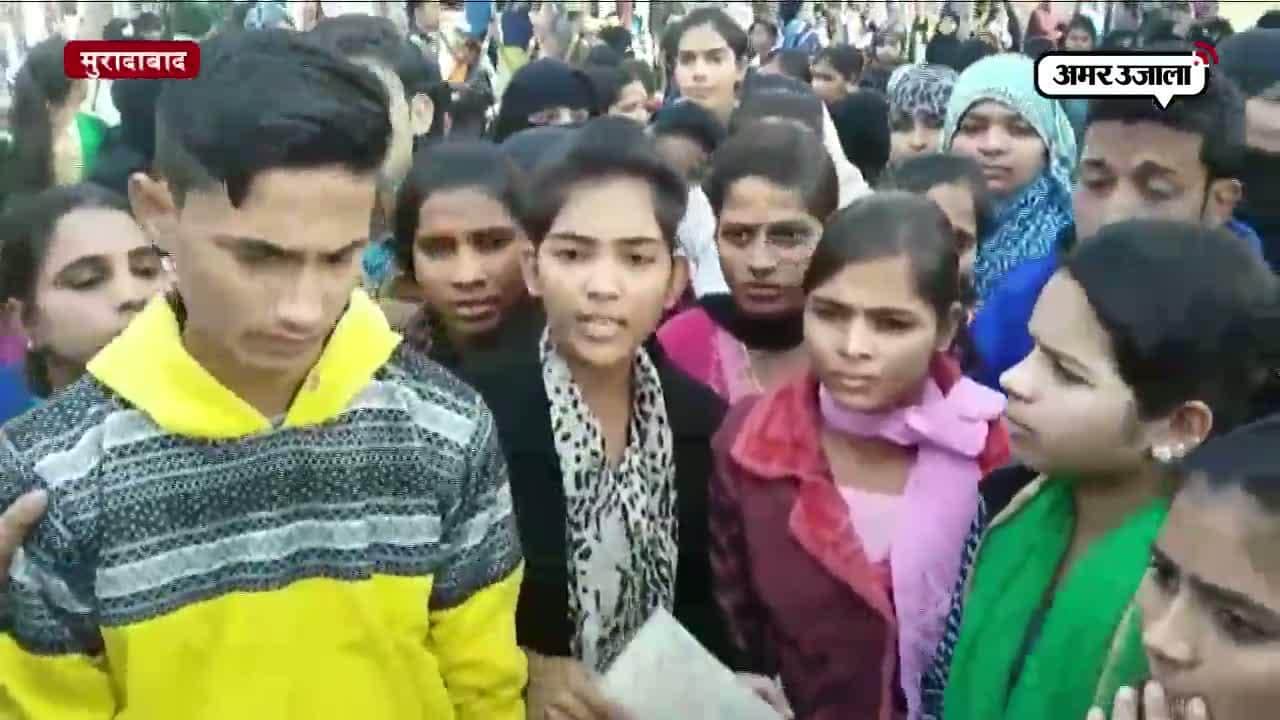 मुरादाबाद : लैपटॉप न मिलने पर भड़कीं छात्राएं