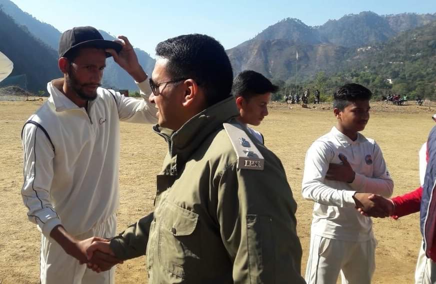 रुद्रप्रयाग के गुलाबराय मैदान में कारगिल शहीद स्व. सुनील दत्त कांडपाल क्रिकेट प्रतियोगिता के पहले सेमीफाइनल में खिलाड़ियों से परिचय लेते एसपी पीएन मीणा।