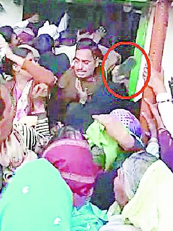 बैंक के बाहर महिलाओं ने बरसाईं चप्पलें 