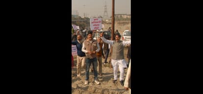 Women, children and farmers Halla Bol, stopped the work of the Authority
