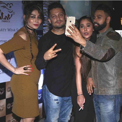 sara khan doing smoking during a party