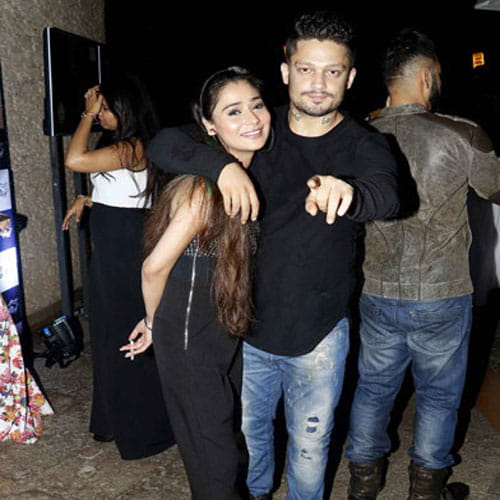 sara khan doing smoking during a party