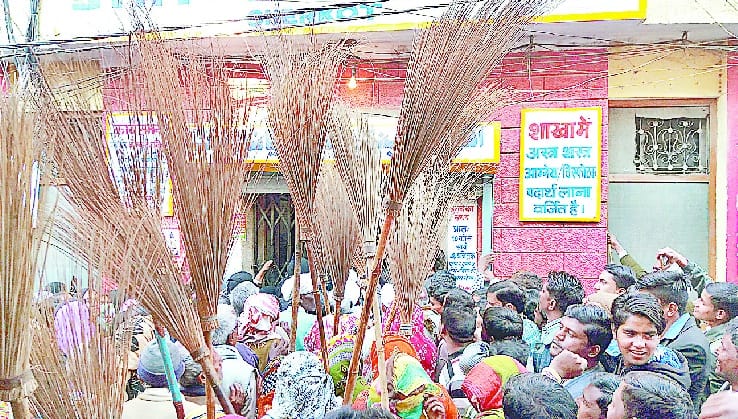 Hoist out of bank broom