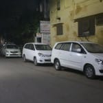 कारोबारी के घर के बाहर खड़ी आयकर विभाग की गाड़ियां