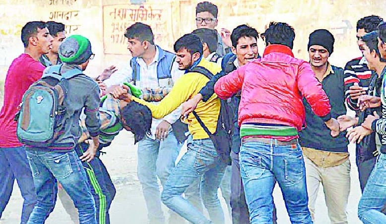 Sisana Road two groups of students clashed commotion