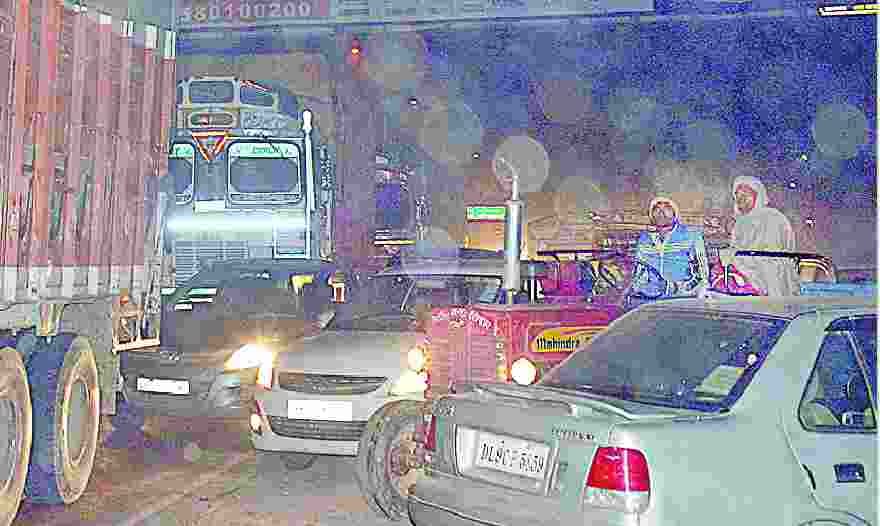 Swift private bus and head-on collision, two injured at the scene, Hungama