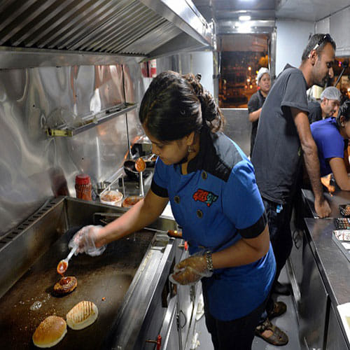 food truck in India is a hot choice less investment and big profit