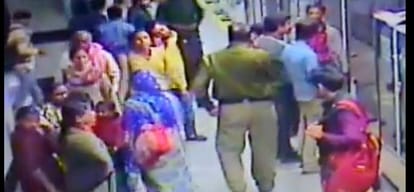 Head constable caught on CCTV ‘helping’ lady pick pocketers in Delhi Metro suspended